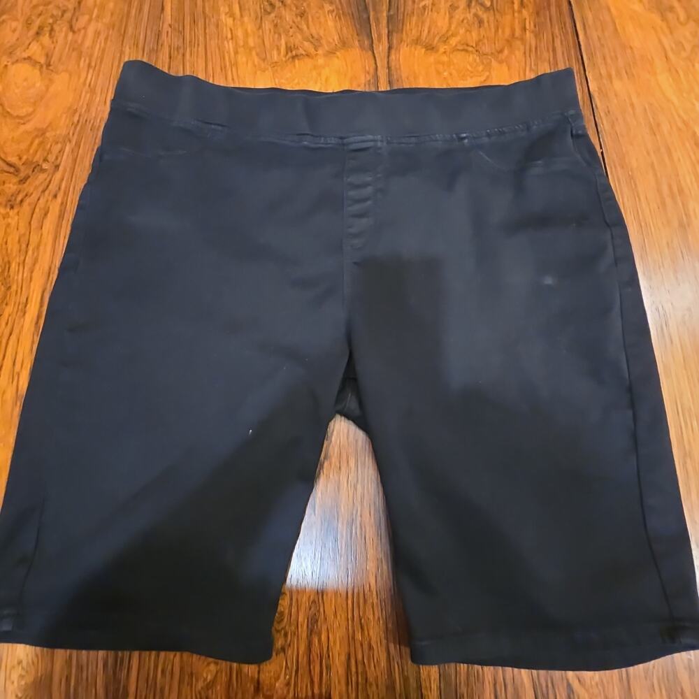 The Avenue Butter Denim size 24 pull up short with elastic waist 13” inseam NEW